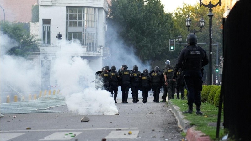 Los agentes policiales reprimieron la protesta de hinchas con gases lacrimógenos y balas de goma.