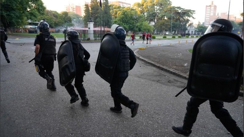 Los agentes policiales reprimieron la protesta de hinchas con gases lacrimógenos y balas de goma.