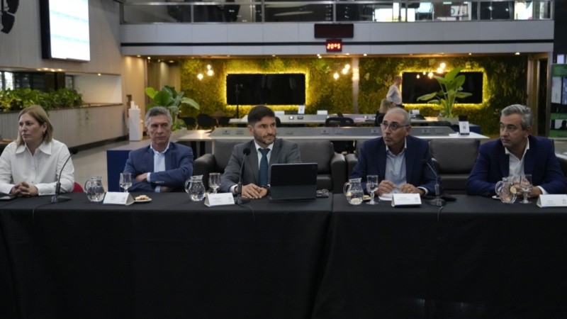 Macri junto a Pullaro y Javkin este martes en la Bolsa de Comercio de Rosario.