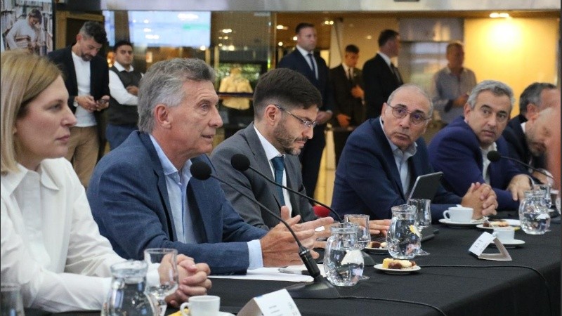 Gisela Scaglia, Mauricio Macri, Maximiliano Pullaro, Miguel Simione y Pablo Javkin