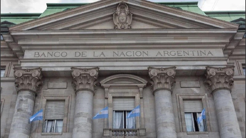 En el decreto, se estableció que el nombre pasará a ser Banco de la Nación Argentina Sociedad Anónima (BNA S.A.).