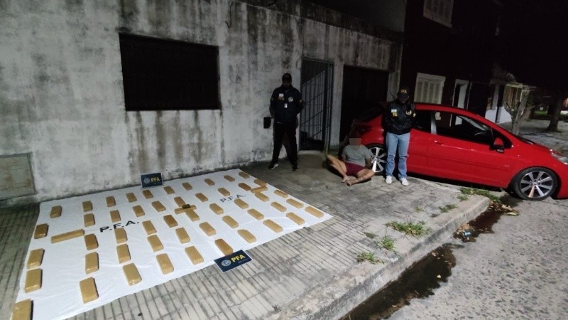 Más de 50 panes de marihuana fueron secuestrados en Mitre al 5400 el miércoles pasado.