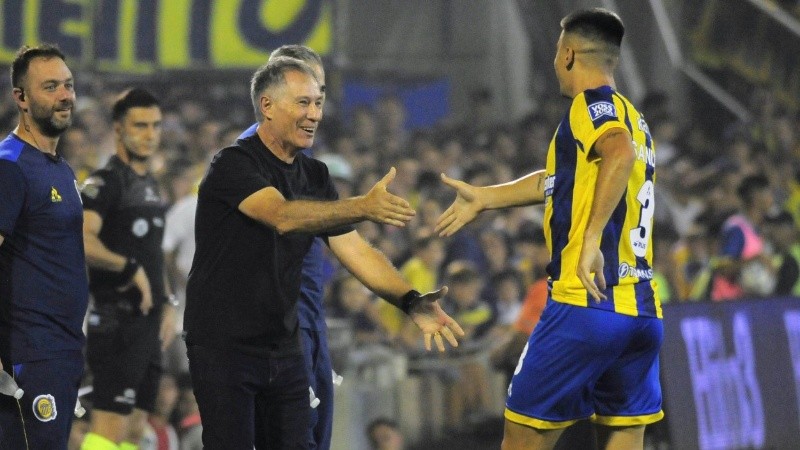 Sández y el saludo de Holan, tras el gol Canalla.