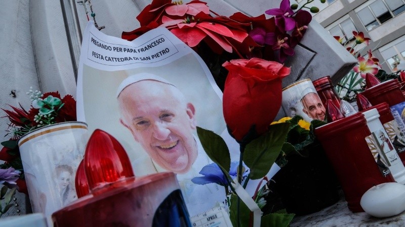 Siguen las oraciones afuera del sanatorio de Roma donde permanece el argentino Bergoglio.