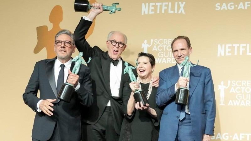 Los actores Sergio Castellitto, John Lithgow, Isabella Rossellini, y Ralph Fiennes celebran el premio al mejor elenco para la pleícula Cónclave, en la gala de los SAG.