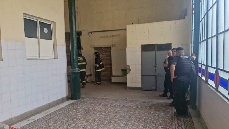 Bomberos Zapadores actuaron en la zona y rescataron a uno de los obreros.