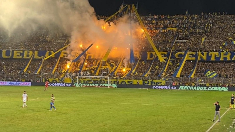 El hincha entró al campo de juego el sábado pasado ante Sarmiento.