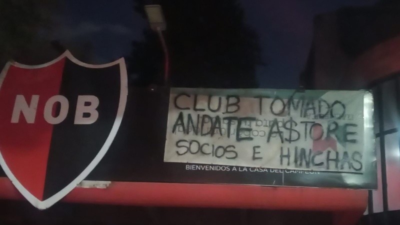 Hinchas le reclaman a Astore y al resto de la dirigencia por el mal presente deportivo del club.