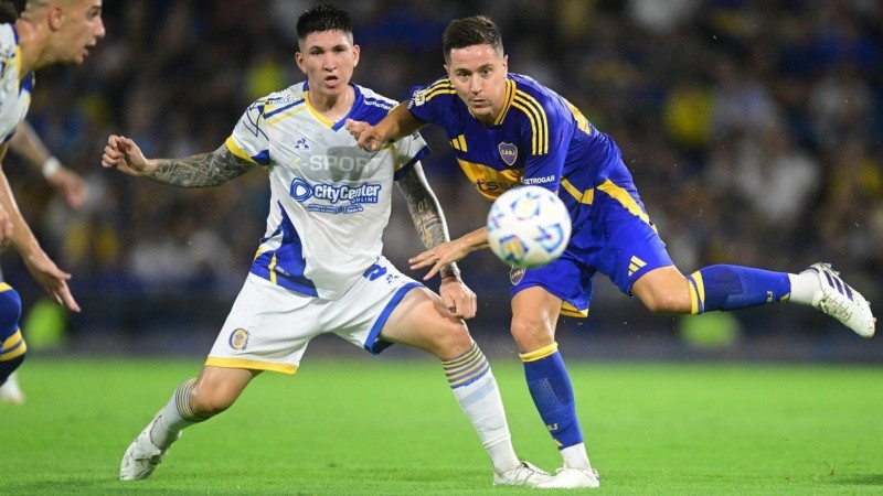 Franco Ibarra disputa la pelota con Ander Herrera en la zona media.