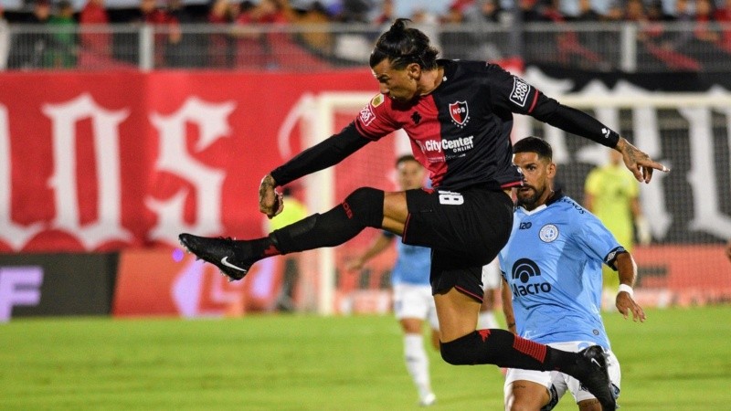 Un despeje de Víctor Cuesta durante el partido de la Lepra contra Belgrano en el Coloso.