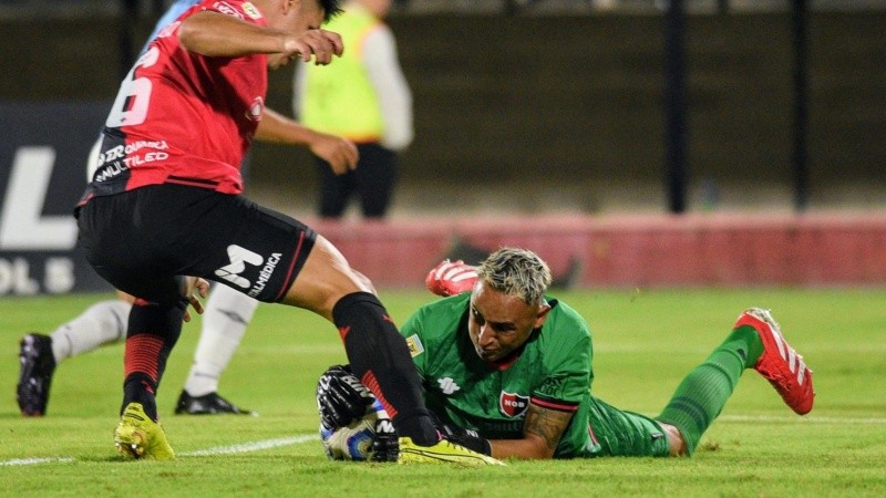 La pelota, segura en las manos de Keylor Navas.