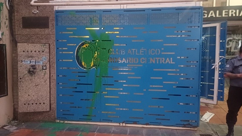 El frente de la sede de Central vandalizada.