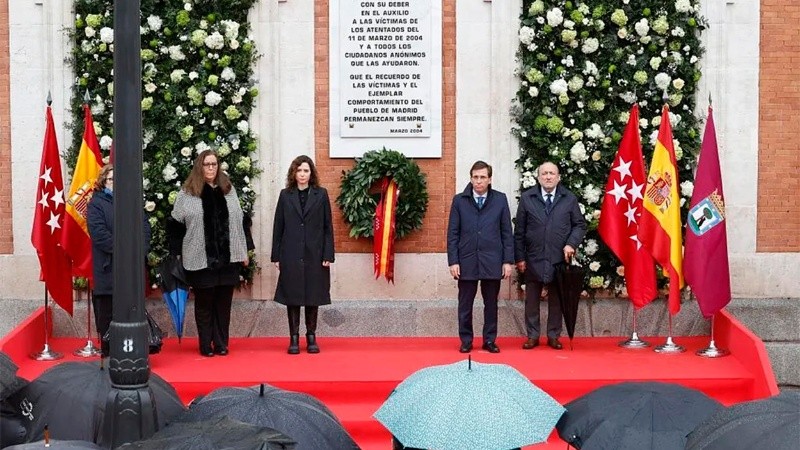 Díaz Ayuso y Martínez-Almeida colocaron una corona de flores bajo la placa de la fachada de la Real Casa de Correos.