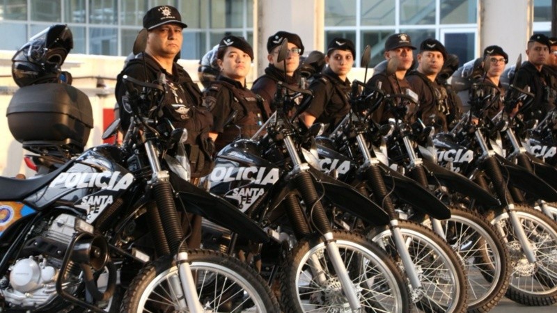 Los agentes policiales en sus nuevas motos.