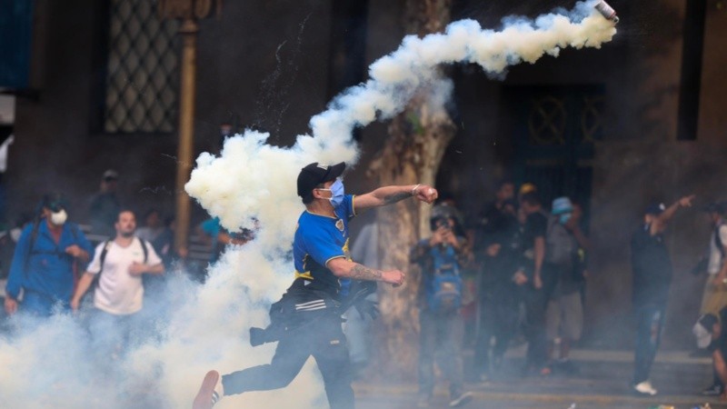 La policía contra manifestantes en la marcha de los jubilados.