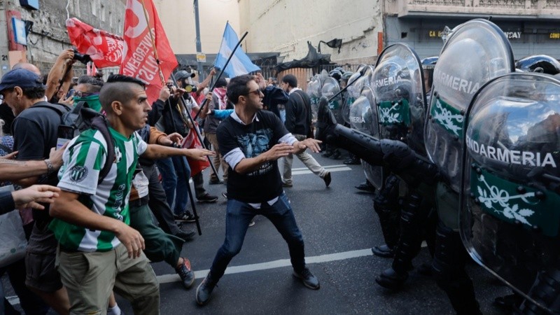 La policía contra manifestantes en la marcha de los jubilados.