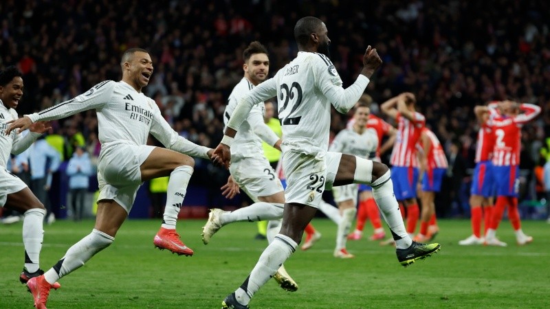 El Madrid celebra el pase a cuartos tras eliminar al Atlético.