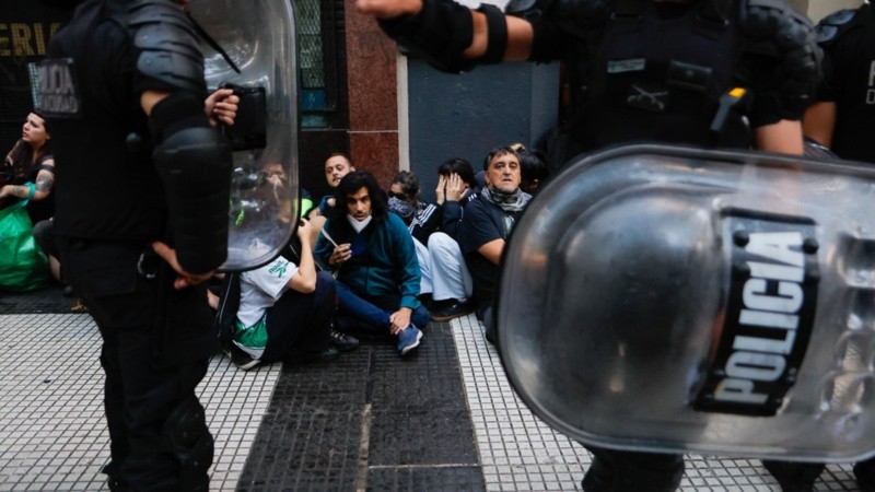 La Policía con los detenidos en Buenos Aires.