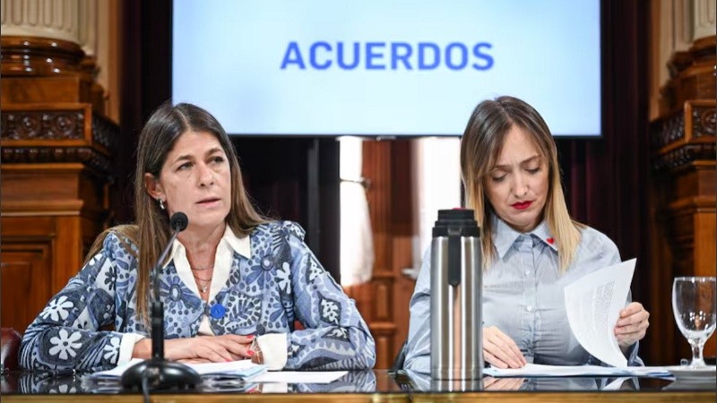 Guadalupe Tagliaferri (Pro) y Anabel Fernández Sagasti (PJ), hoy en la reunión de la Comisión de Acuerdos en el salón Illia del Senado de la Nación.