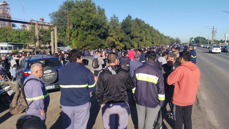 Trabajadores de Vicentín, esta mañana, protestan frente a las instalaciones de la empresa