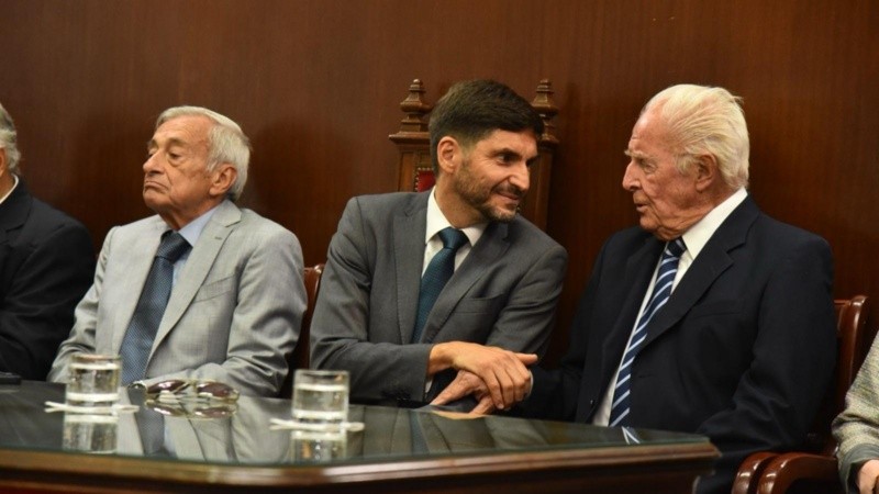 Pullaro entre Roberto Falistocco y Eduardo Spuler, dos de los magistrados de la Corte Suprema de Justicia de Santa Fe.