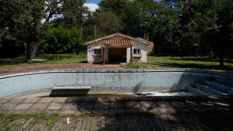 La zona del vestuario donde estuvo Jaime Dri, sobreviviente, y la pileta.