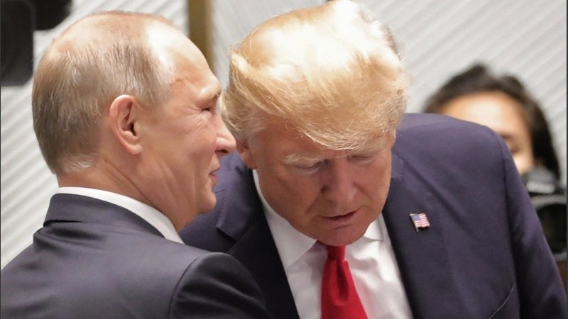 El presidente de Rusia, Vladímir Putin, habla con Donald Trump, ganador de las elecciones presidenciales en EE.UU., en una fotografía de archivo. EFE/ Mikhail Klimentyev/Sputnik/Archivo