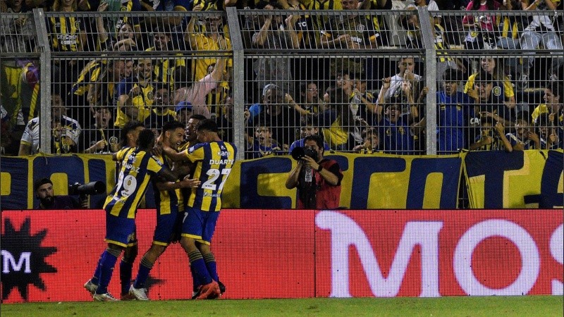 Abrazos para el paraguayo Ferreira, que le dio la victoria a Central ante el Lobo platense.
