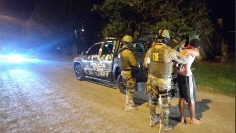 El hombre tomó a la familia de rehén, se atrincheró y encendió la vivienda con garrafas.