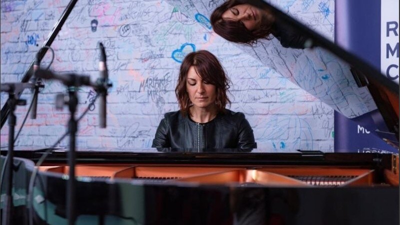 Roberta Di Mario es una talentosa compositora, pianista y directora artística, reconocida por su trabajo innovador en el ámbito musical.