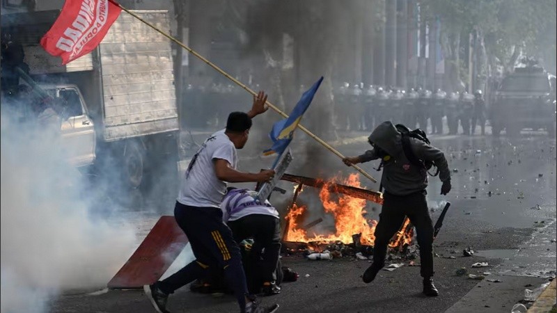 Manifestantes asisten al fotógrafo Pablo Grillo, herido de gravedad durante la marcha del 12 de marzo.