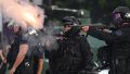 Miembros de la policía argentina enfrentan a manifestantes, frente al Congreso de la Nación en Buenos Aires.