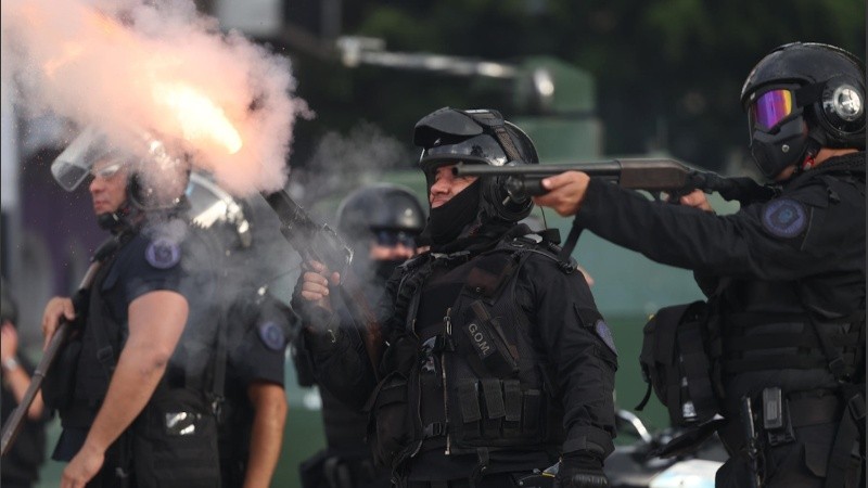  Miembros de la policía argentina enfrentan a manifestantes, frente al Congreso de la Nación en Buenos Aires.