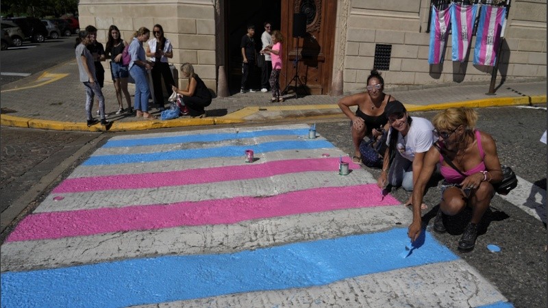 Blanco, celeste y rosa para conmemorar la lucha LGTB+.