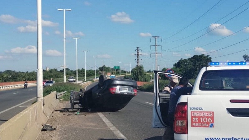 El coche impactó contra la zona central y se dio vuelta en Circunvalación.