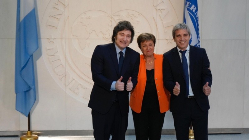 Milei y Caputo en la reunión de febrero con la directora del FMI.