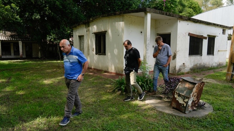 La casa de los detenidos detrás de Ramón Verón y los integrantes de la Mesa Promotora.