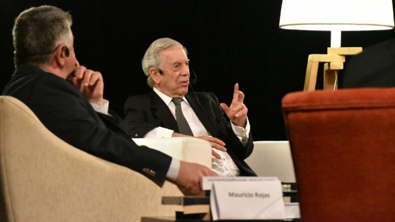 Vargas Llosa en una de sus varias visitas a la Fundación Libertad de Rosario