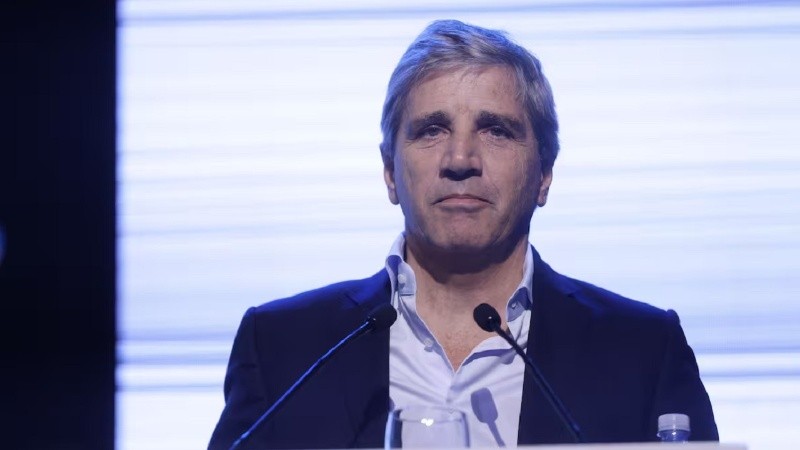 Luis Caputo confirmó que el Gobierno está preparando medidas para fomentar el uso de dólares sin declarar y que 