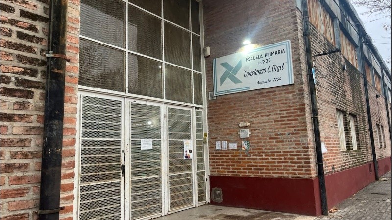 La escuela Vigil en donde dejaron un mensaje mafioso.