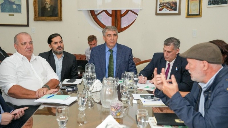 Las negociaciones entre gobierno y gremios se realizan en la Casa Gris