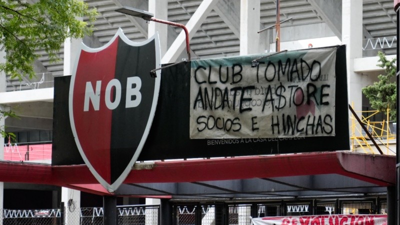 Socios e hinchas ocuparon la sede de Newell's en febrero pasado.