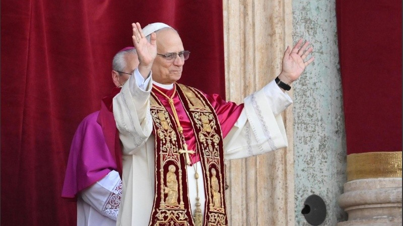 El cardenal estadounidense, elegido por el cónclave este histórico jueves 8 de mayo de 2025, tiene 69 años y un largo recorrido como sacerdote y misionero.