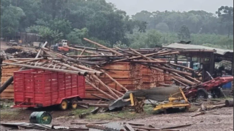 En San Pedro, un aserradero y un secadero de yerba quedaron destruidos.