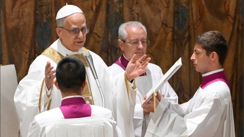 El Papa León XVI celebró este viernes su primera misa en la Capilla Sixtina con la presencia de los cardenales.