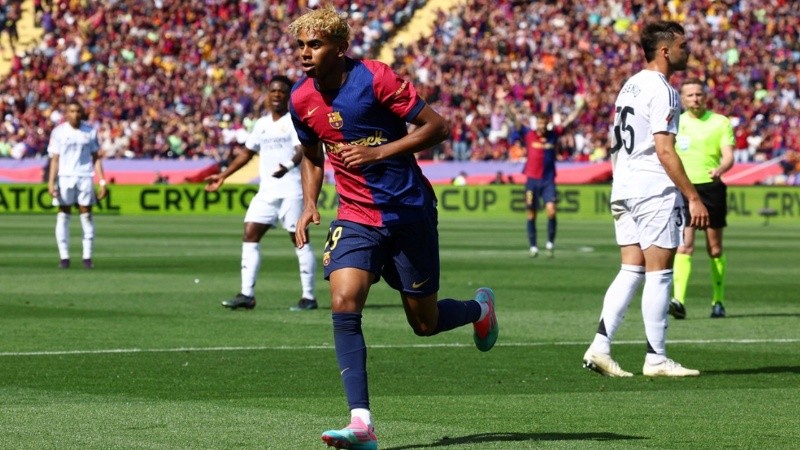 Barcelona se impuso por 4-3 ante el Real Madrid en un frenético clásico de españa.