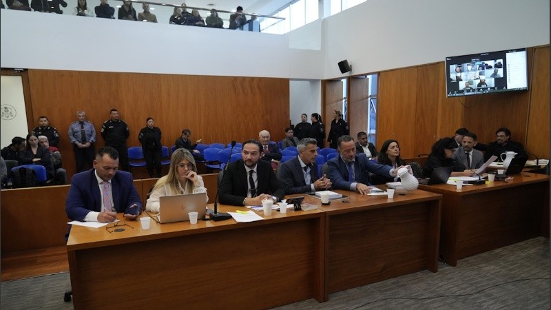 En una audiencia que comenzó demorada este martes por detalles técnicos, el fiscal José Luis Caterina imputó a 13 policías y 4 civiles por haber robado dinero que el Estado provincial enviaba para la carga de combustible para los patrulleros.