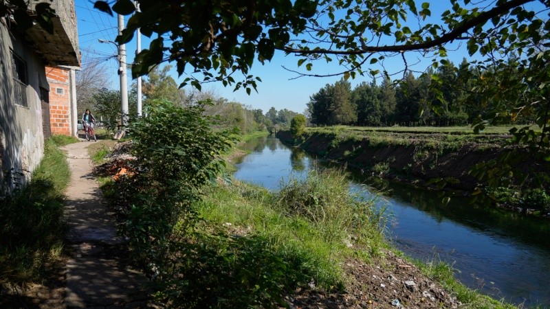 Stella Maris y La Bombacha limitan con el arroyo Ludueña al oeste.