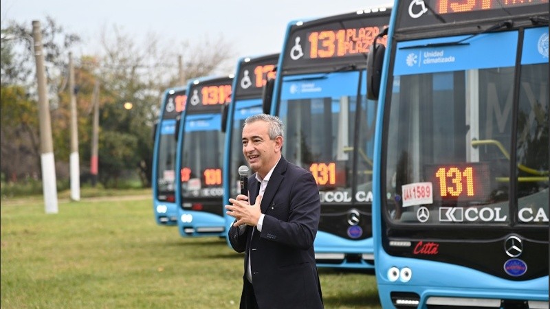 Javkin presentó las nuevas unidades del transporte urbano.
