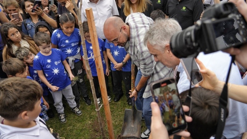 Abel Pintos agarró la pala y ayudó a plantar nuevos árboles en Rosario